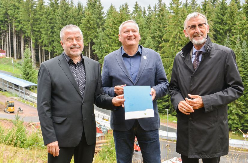 Landrat Michael Geisler und Jens Morgenstern (Geschäftsführer Wintersport Altenberg (Osterzgebirge) GmbH) nehmen von Staatsminister Armin Schuster den Fördermittelbescheid entgegen (v.l.n.r.). 
Foto: Landratsamt Sächsische Schweiz-Osterzgebirge