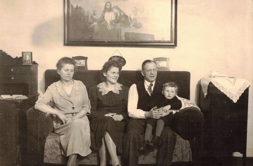 Helene Hempel, Hildegard Schäfer, Walter Hempel und der kleine Hans Weigoldt kurz bevor die Familie auseinander gerissen wurde.