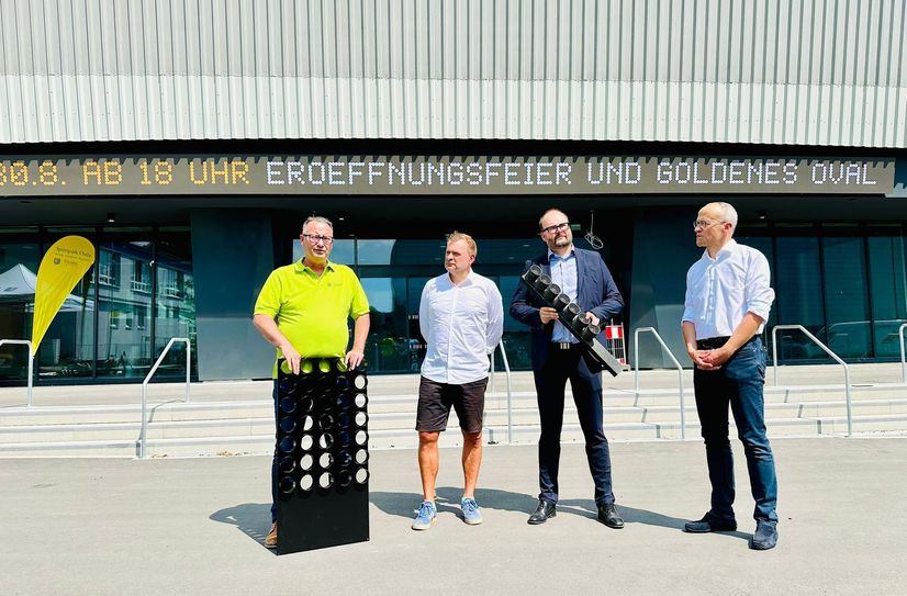 Über dem Eingang des neuen Heinz-Steyer-Stadions leuchtet ab sofort eine LED-Anzeige als Andenken an die alte Anzeigentafel des Stadions.