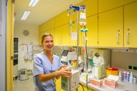 Schülerin Alina kontrolliert das medizinische Inventar.