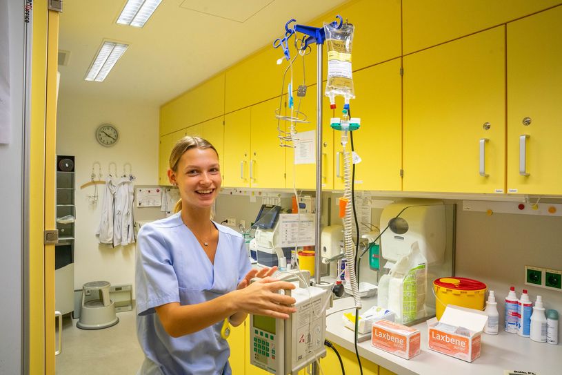 Schülerin Alina kontrolliert das medizinische Inventar.
