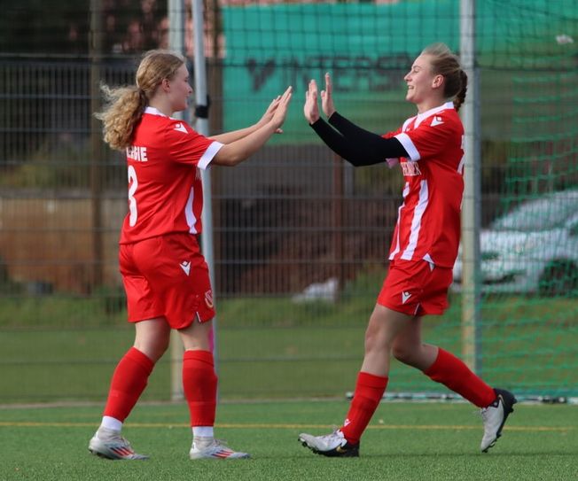 Hanna Bramburger und Mareike Richter nach dem dritten Treffer.