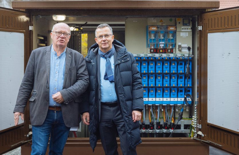 Bürgermeister Thomas Martolock und SachsenNetze-Geschäftsführer Dr. Steffen Heine vor der neuen Station in Cunewalde.