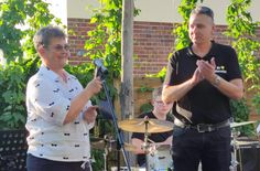 Jens Muschter übergibt die Spende der Edeka Kunden im Brauhausgarten an Elvira Mader.