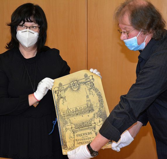Bürgermeisterin und Museumschef zeigen die erneuerte Rathausurkunde. Fotos: Detlef Bogott