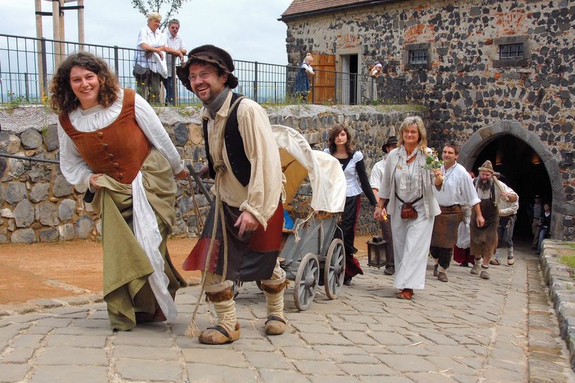 Herausforderung: Mindestens 800 kostümierte Menschen werden am Samstag gesucht.      Foto: Archiv / Klaus Schieckel
