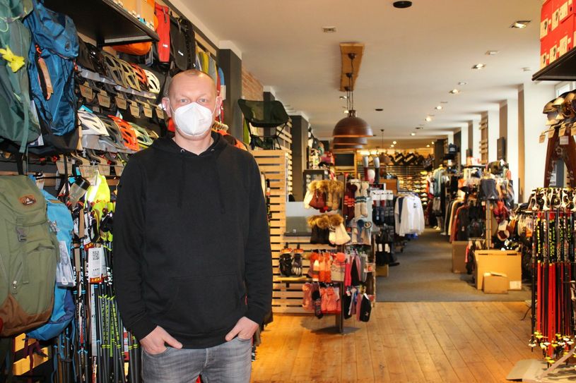 Stefan Wenzel kann sein Görlitzer Sportgeschäft jetzt wieder für Kunden öffnen, wenn auch nur nach Terminvereinbarung. Foto: T. Keil