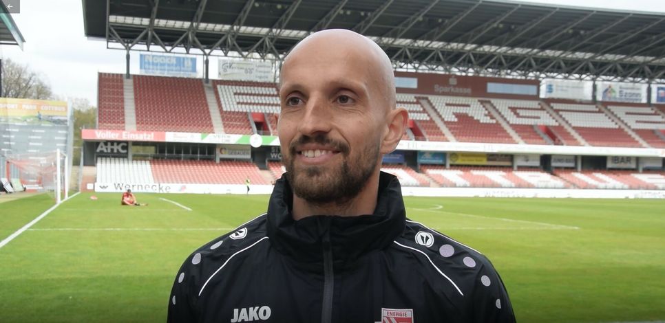 Der Interimstrainer Damir Agovic trainiert die Mannschaft des FC Energie vorübergehend, bis ein neuer fixer Trainer eingestellt wird. Foto: Georg Zielonkowski