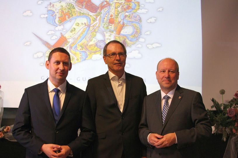Gemeinsam stark: Der Gubiner Bürgermeister Bartlomiej Bartczak, der Laatzener Bürgermeister Jürgen Köhne und der amtierende Gubener Bürgermeister Fred Mahro (v.l.n.r.) während des Auftaktes des 25. Jubiläumsjahres der Städtepartnerschaft beim gemeinsamen Neujahrsempfang der Neißestadt im Januar 2016. Foto: Stadt Guben