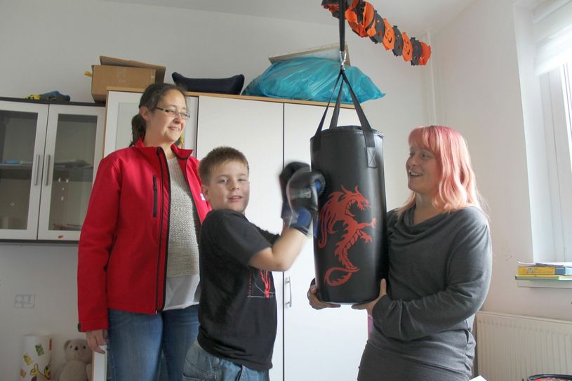 Lukas mit seinen Geschenken (Foto: PR/Johanniter)