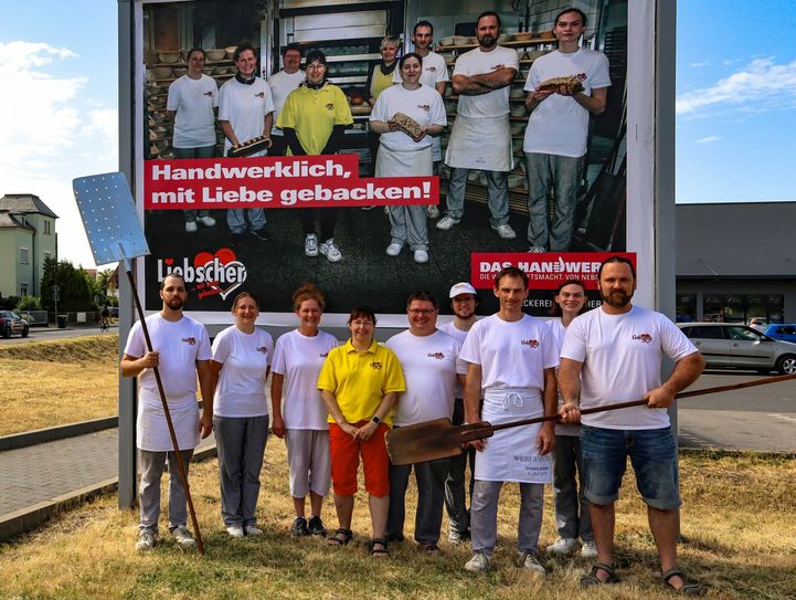 Das Team der Bäckerei und Konditorei Liebscher in Original und auf den Plakaten der Kreishandwerkerschaft. Foto: Stegmann-Schaaf / Handwerkskammer Dresden