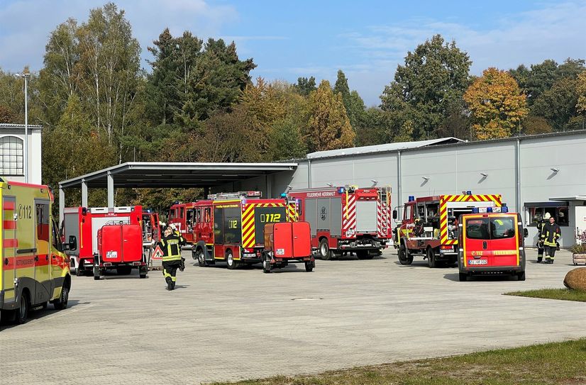 Feuerwehren am 14. Oktober auf dem Dürninger-Firmengelände. Das Feuer war gegen 12.30 Uhr in der Produktionshalle ausgebrochen.