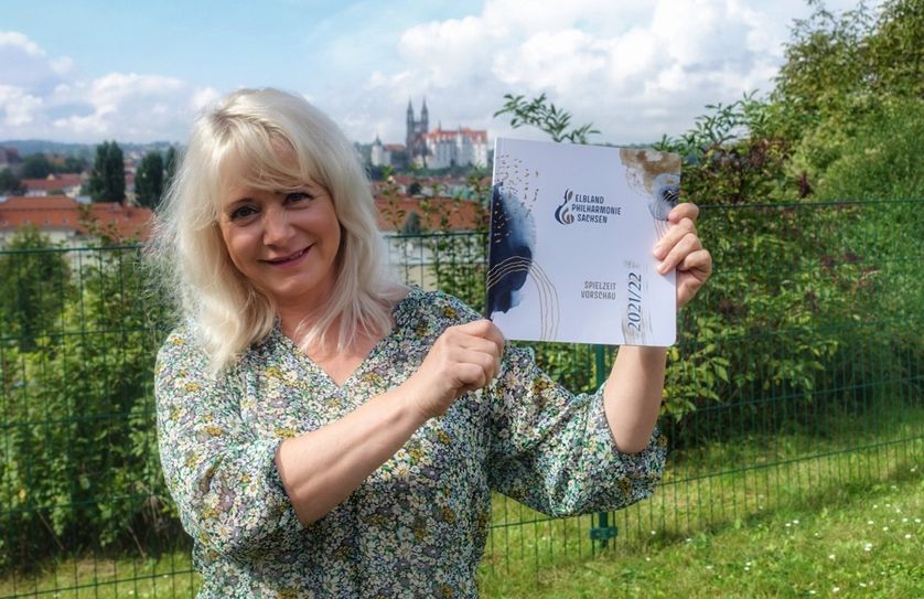 Carola Gotthardt, Geschäftsführerin der Elbland Philharmonie Sachsen GmbH, mit dem neuen Spielzeit-Buch. Foto: Schramm