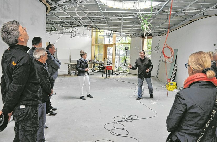 Großenhainer Stadträte und Interessierte konnten sich mit Oberbürgermeister und der Kindergarten-Leiterin Kathleen Michel den baustand im neuen Kindergarten Chladeniusstraße ansehen.