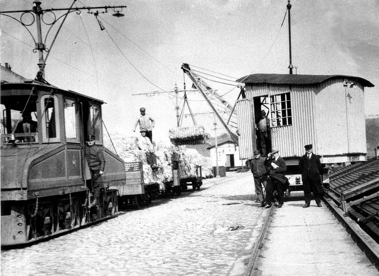 Am Meißner Elbkai erfolgte bis 1939 der Umschlag von Jute aus Übersee von Schiffen auf Güterwagen, die den Rohstoff in die Spinnerei zur Verarbeitung weiterbeförderten.    Foto: Sammlung Mattis Schindler