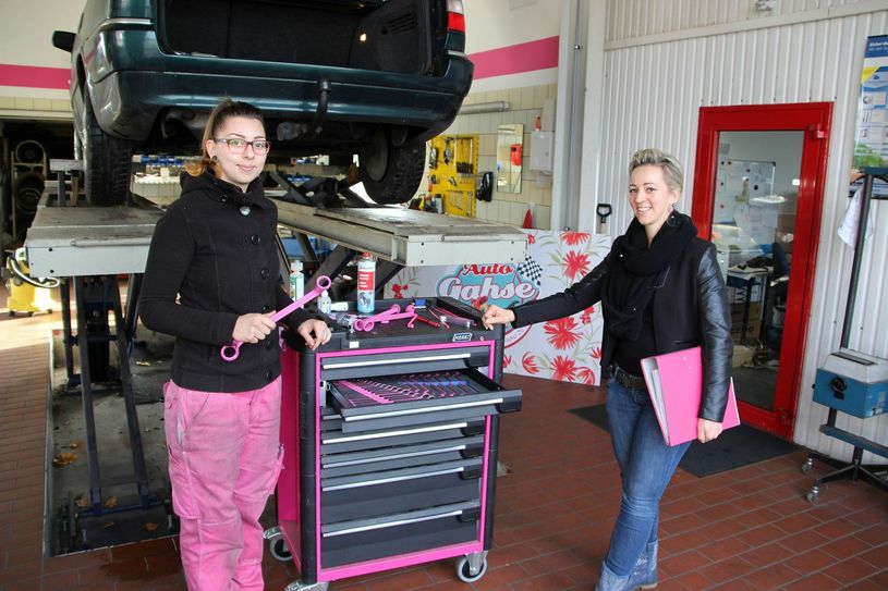 Carolin und Lydia Gahse in ihrer besonderen Autowerkstatt.