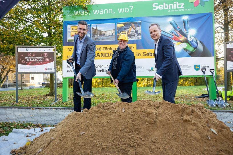 Der erste Spatenstich zum Breitbandausbau in Sebnitz (v.l.): Ronald Kretzschmar (Amtschef der Großen Kreisstadt Sebnitz), Henner Jordan (Geschäftsführer WEA Wärme- und Energieanlagenbau GmbH) und Dr. Frank Brinkmann (Vorstandsvorsitzender SachsenEnergie). Foto: Karl-Ludwig Oberthür