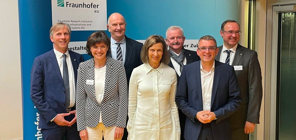 Coronabedingt feierte das Fraunhofer IEG die offizielle Gründung nach: Prof. Mario Ragwitz, Katrin Bartsch, Stadtwerke Weißwasser, Dr. Dietmar Woidke, BTU-Präsidentin Prof. Gesine Grande, Prof. Reimund Neugebauer, Dr. Stephan Lowis, Vorstand enviaM  und Prof. Rolf Bracke, Leiter des Fraunhofer IEG, Standort Bochum (v.l.).