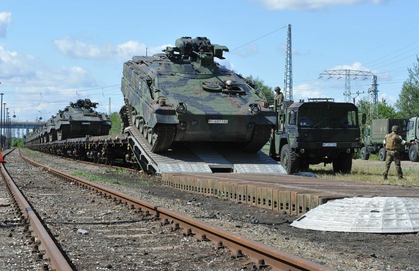 Knapp geht es zu beim Entladen der 30 Tonnen schweren Schützenpanzer auf dem Senftenberger Güterbahnhof. Zum ersten Mal kommt bei den Panzergrenadieren die mobile Kopframpe zum Einsatz. Fotos: Peter Aswendt
