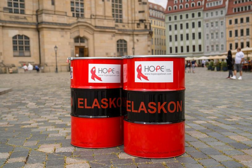 19 der 20 im Festgebiet aufgestellten Tonnen wurden leider aufgebrochen, die Pfandbecher rausgeholt und wahrscheinlich an den Getränkewagen wieder eingelöst... Foto: M. Schmidt