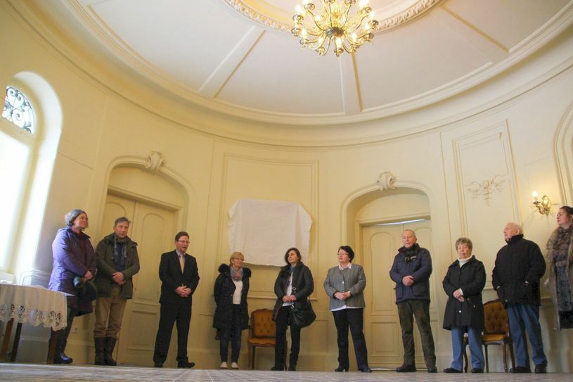 Die untere Rundhalle ist saniert und erstrahlt im alten Glanz. Künstler Roland Schwenke spendiert sein Gemälde und Galerist und Kunsthändler Andreas Gobelis einen Satz Geldscheine aus dem Jahre 1923 mit Schloss Hirschstein im Hintergrund.