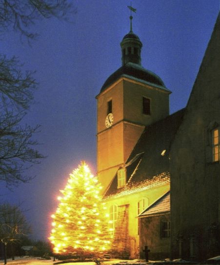 Die Kirchen unserer Region, wie hier in Reinhardtsgrimma, erstrahlen in weihnachtlichem Glanz.     Foto: Archiv