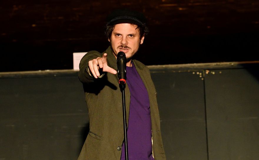Holt sich Rainer Holl nach dem Titel in Berlin/Brandenburg auch die Sachsenmeisterschaft? Zunächst muss er das Halbfinale in Weißwasser überstehen. Foto: Poetry Slam Göttingen