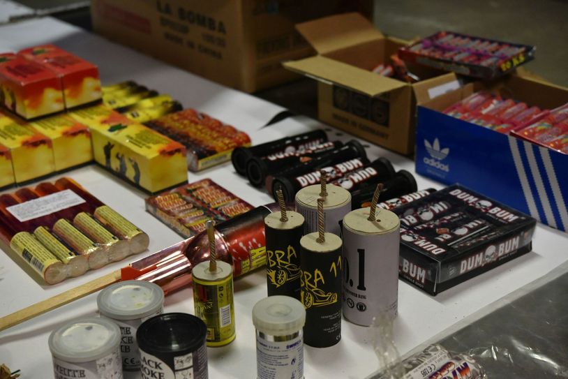 Symbolfoto: Die Polizei warnt regelmäßig vor der Einfuhr illegaler Pyrotechnik, und wird trotzdem immer wieder fündig. Foto: Polizei/Archiv