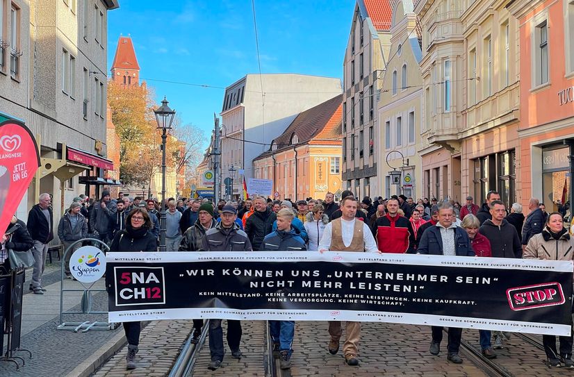 Handwerker, Unternehmer, Bürger demonstrierten gemeinsam durch die Cottbuser Innenstadt.