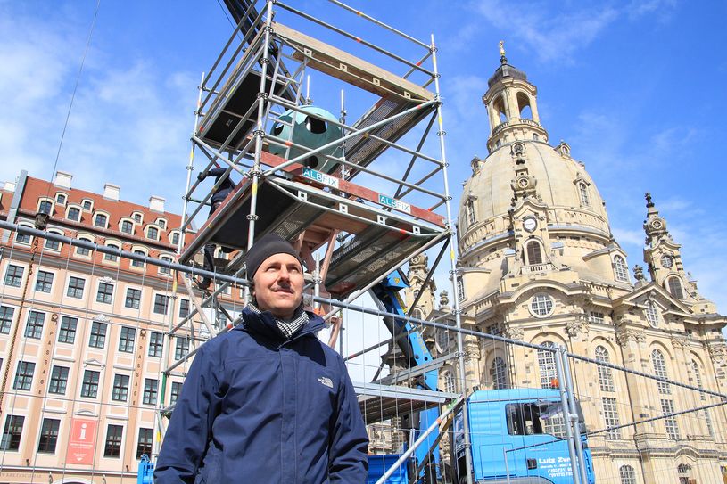 Künstler Ulrich Genth vor der Skulptur "Permanenter Neuanfang". Foto: Schramm