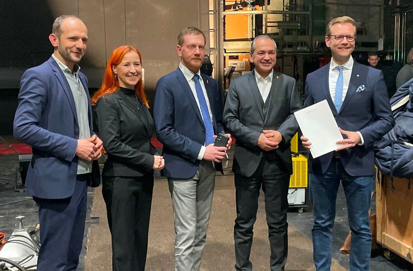 Landrat Stephan Meyer, die Landtagsabgeordnete Franziska Schubert, Ministerpräsident Michael Kretschmer, der Görlitzer Oberbürgermeister Octavian Ursu und Theaterintendant Daniel Morgenroth auf der großen Bühne des Gerhart-Hauptmann-Theaters in Görlitz.