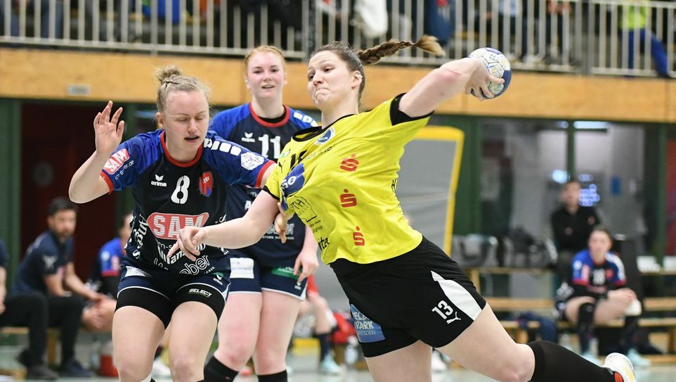 Matchwinnerin Victoria Hasselbusch beim Wurf. Fotos: Stefan Michaelis