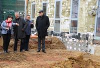 Schulleiterin Heike Zimmer lässt sich von Planer Dr. Knut Hauswald erklären, wie die Anbindung des neuen Gebäudes an den bestehenden Schulbau geplant ist. Michael Werner vom Stadtbauamt und Oberbürgermeister Olaf Raschke (v.l.) sehen sich die Baugrube und den felsigen Untergrund an.