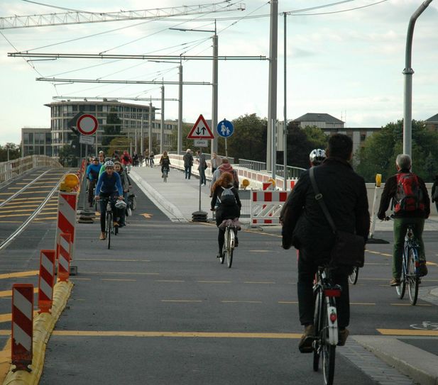 Radfahrer können schon die neue Fahrbahn nutzen, Fußgänger den neuen Radweg. Der Gehweg ist noch gesperrt, da das Geländer noch fehlt.