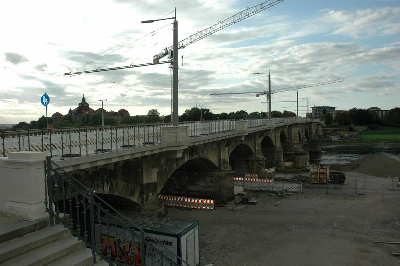 So präsentiert sich die Albertbrücke jetzt stromaufwärts.