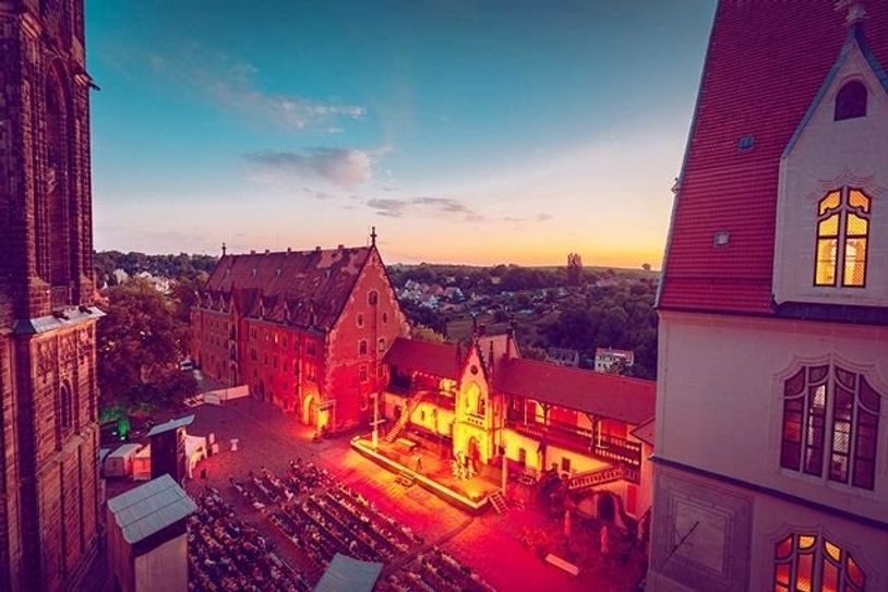 Burghof bei den Burgfestspielen in Meißen.