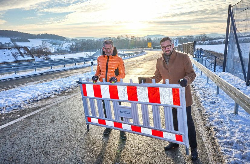 Martin Dulig (re.) und Pirnas Oberbürgermeister Klaus-Peter Hanke geben den Teilabschnitt der Südumfahrung symbolisch frei.