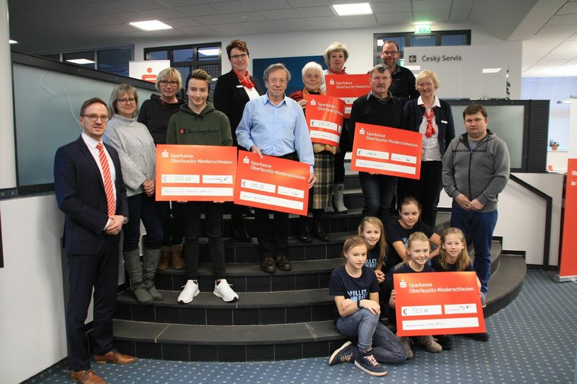Scheckübergabe in der Sparkasse. Foto: Sparkasse
