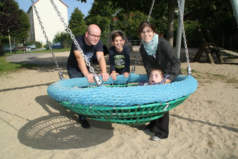 In der Nest-Schaukel kann Finn zwar liegen, dennoch ist er immer auf eine stützende Hand der Eltern angewiesen...