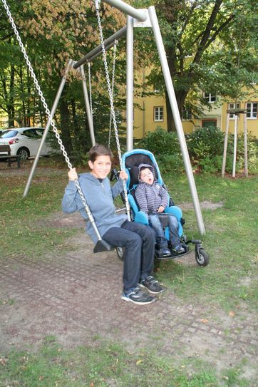 Mit den Beinen Schwung holen und schaukeln, dass kann Bruder Ben...