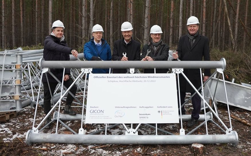 In Klettwitz wurde ein Windmessmast installiert. 
 Foto: GICON