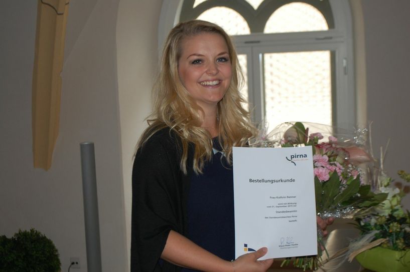 Kathrin Renner zeigt stolz ihre Bestellungsurkunde. Foto: Wo