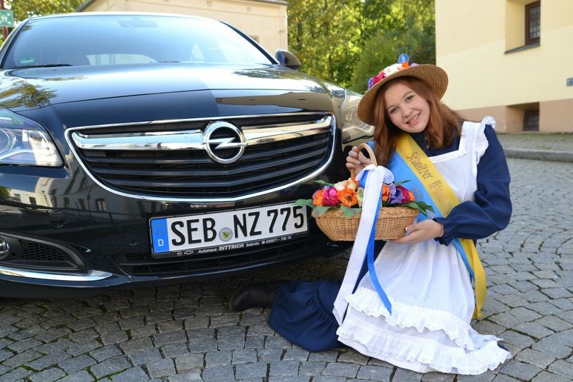 Blumenmädchen Doreen Berger findet das Auto auch schick. Foto: SV