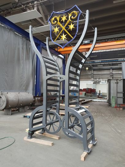 Das Schiebock-Kunstwerk in einer Fertigungshalle der Max Aicher GmbH & Co. KG abreisebereit zur Montage.