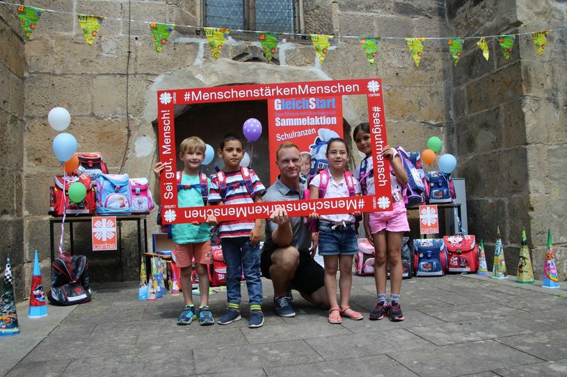 Matheo, Orkan Jusuf, Francesco Friedrich, Hala und Eslam (v.l.) bei der Aktion »GleichStart – eigener Ranzen macht Schulanfänger glücklich«. Foto: R. Rink