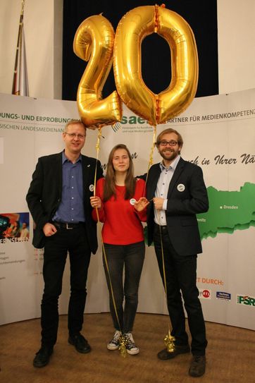 SAEK-Studioleiter Olav Giewald (links) mit den beiden Moderatoren Helena Winter aus der aktuellen Jugendredaktion und Stefan Steingräber, einem ehemaligen SAEK-Nutzer. Foto: SAEK Görlitz