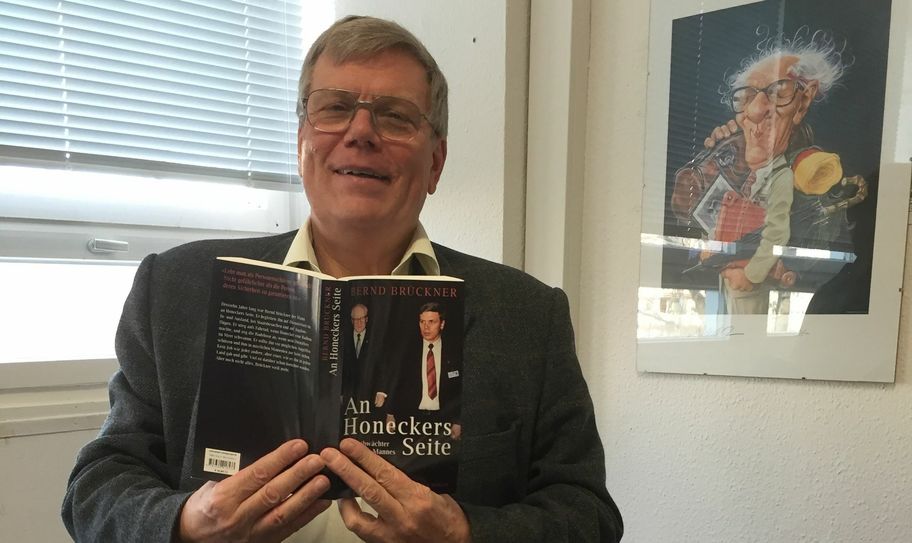 Bernd Brückner mit seinem Buch "An Honeckers Seite". Foto: Volkssolidarität Elbtalkreis-Meißen