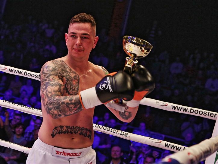 Aller guten Dinge sind drei! Und so holte sich in diesem Jahr unser Lokalmatador Oliver Altenburg seinen ersten Siegerpokal bei einer Fightnight. Ein schönes Geburtstagsgeschenk, denn der Sportler wurde am Dienstag runde 30 Jahre alt.                                       Foto: Mike