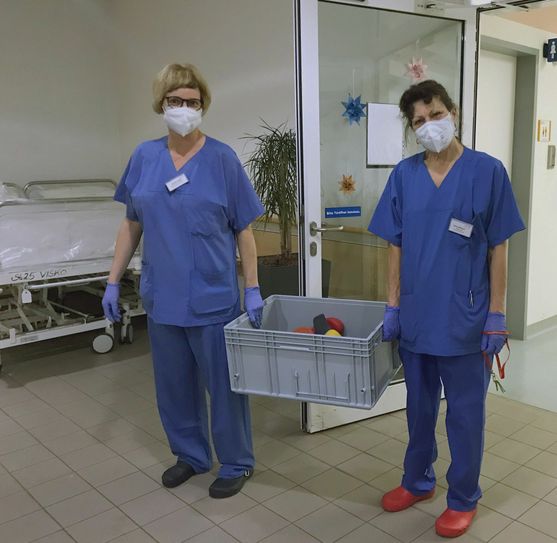 Annette Jäpel und Viola Weinert unterstützen im täglichen Ablauf. Hier kümmern sie sich um die Reinigung und Desinfektion der Gummischuhe, welche auf den Pandemie-Stationen Vorschrift für die Mitarbeiter sind. Foto: KNL/Anne Herrmann