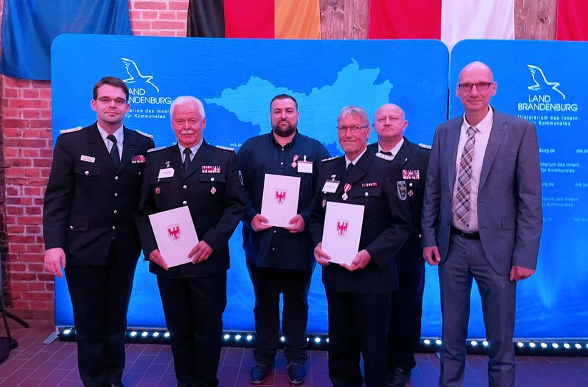 v.l.: Robert Buder (KFV), Andreas Britze, Martin König, Manfred Stecklina, Stefan Grothe (KBM) und Carsten Billing (Dezernent LK SPN) bei der Auszeichnungsveranstaltung.